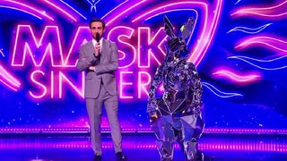 Mask Singer 2023 : qui est le Kangourou ? Les internautes sont persuadés d'avoir déjà démasqué la deuxième star internationale de la saison !