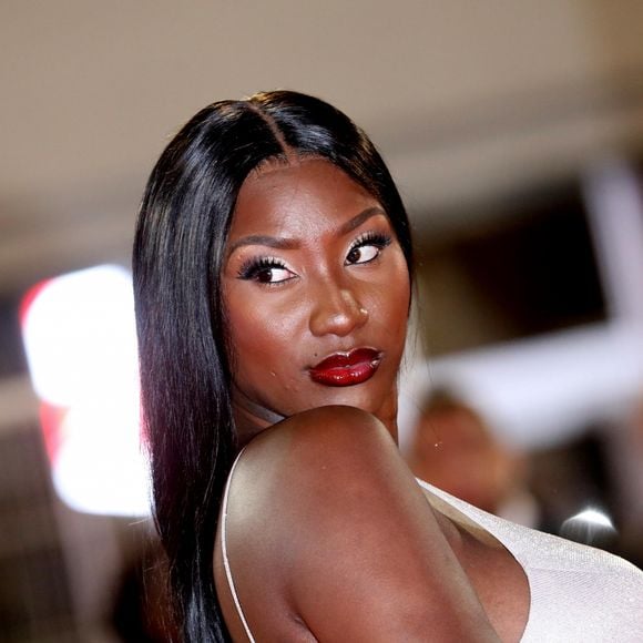 D'autant plus que plusieurs vidéos montrent qu'elle a oublié à plusieurs reprises les paroles de ses chansons.
Info - Aya Nakamura à nouveau victime d'un cambriolage - Aya Nakamura - 21ème édition des NRJ Music Awards au Palais des festivals à Cannes le 9 novembre 2019. © Dominique Jacovides/Bestimage