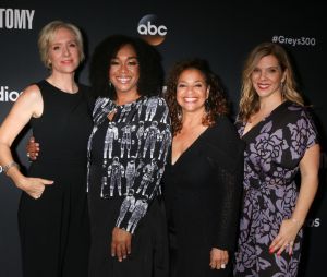 Betsy Beers, Shonda Rhimes, Debbie Allen, Krista Vernoff - Les acteurs de 'Greys Anatomy' réunis pour fêter la diffusion du 300ème épisode de la série au restaurant TAO à Hollywood, le 5 novembre 2017. 