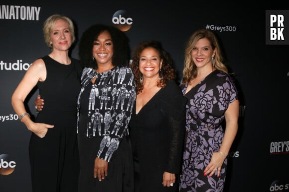 Betsy Beers, Shonda Rhimes, Debbie Allen, Krista Vernoff - Les acteurs de 'Greys Anatomy' réunis pour fêter la diffusion du 300ème épisode de la série au restaurant TAO à Hollywood, le 5 novembre 2017. 