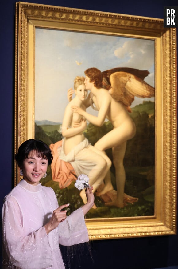 L'actrice Hikari Mitsushima devant le tableau de François Gérard "Cupidon et Psyché" lors de la cérémonie d'ouverture de l'exposition du musée du Louvre au National Art Center Tokyo le 28 février 2023. Le musée national du Japon exposera quelque 70 chefs-d'œuvre du musée du Louvre du 1er mars au 12 juin. 