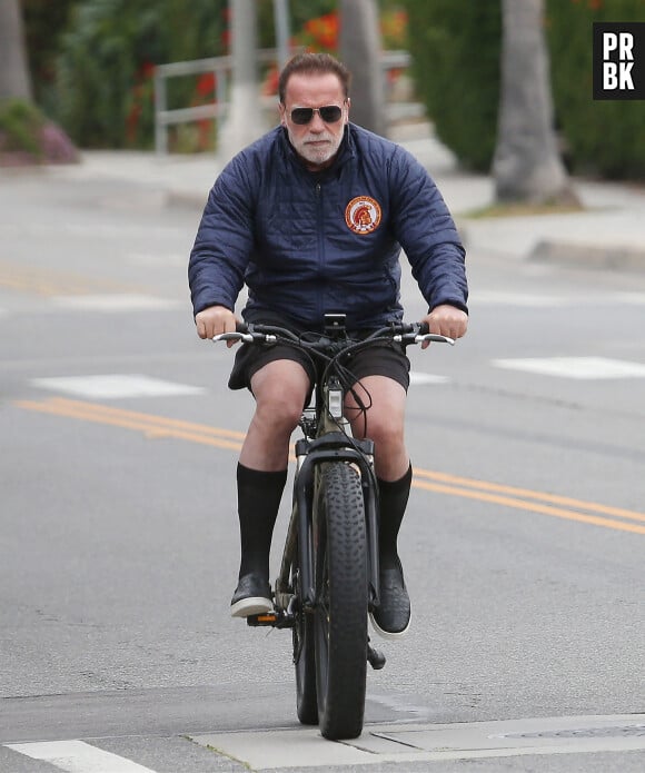 Exclusif - Arnold Schwarzenegger et sa compagne Heather Milligan font une randonnée en vélo à Santa Monica, le 25 mai 2023.