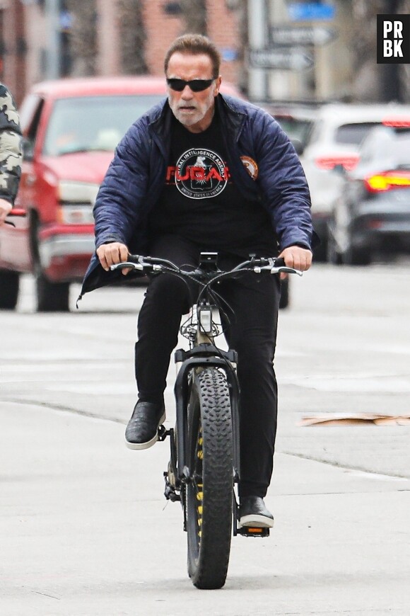 Exclusif - Arnold Schwarzenegger se balade à vélo à Los Angeles, le 24 avril 2023.