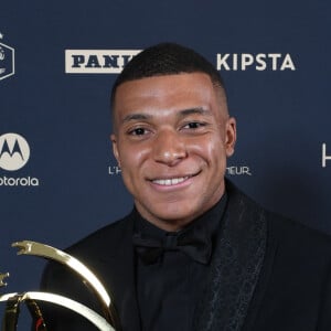 Kylian Mbappé (trophée du meilleur joueur de la saison de Ligue 1 pour la 4ème année consécutive) dans la press-room de la 31ème cérémonie des "Trophées UNFP" au Pavillon Gabriel. Paris, le 28 mai 2023.