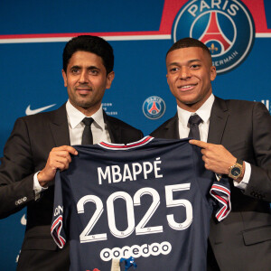 Nasser al-Khelaïfi, président-directeur général du Paris Saint-Germain, et Kylian Mbappé lors d'une conférence de presse suite au renouvellement du contrat de l'attaquant au Paris Saint-Germain jusqu'en 2025, au Parc des Princes, le 23 mai 2022. © Aurelien Morissard/Panoramic/Bestimage