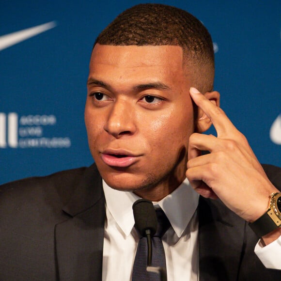 Kylian Mbappé lors de la conférence de presse suite au renouvellement de son contrat au Paris Saint-Germain jusqu'en 2025. © Aurelien Morissard/Panoramic/Bestimage