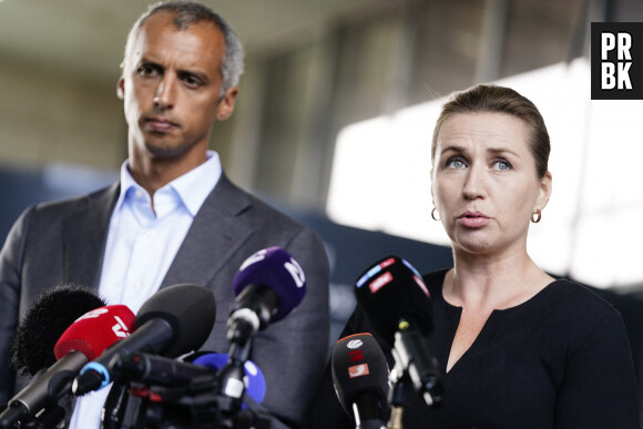 Mette Frederiksen (Premier ministre du Danemark) et Mattias Tesfaye (ministre de la Justice du Danemark) s'adressent aux médias sur le lieu de la fusillade du centre commercial "Fields" à Coppenhague, le 4 juillet 2022. 