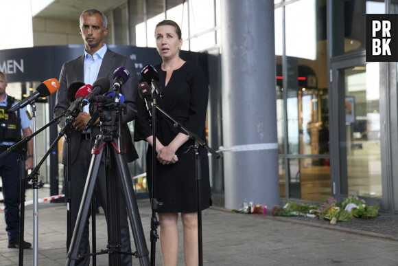 Mette Frederiksen (Premier ministre du Danemark) et Mattias Tesfaye (ministre de la Justice du Danemark) s'adressent aux médias sur le lieu de la fusillade du centre commercial "Fields" à Coppenhague, le 4 juillet 2022.  Prime Minister Mette Frederiksen and Minister of Justice Mattias Tesfaye hold a doorstep at Fields the day after the deadly shootings, Copenhagen, Denmark, on Monday 4 July 2022.