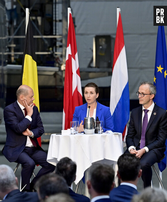 Olaf Scholz, Chancelier allemand, et le Premier ministre danois, Mette Frederiksen - Objectif annoncé de 150 GW d'éolien en mer d'ici 205 lors du Sommet de la mer du Nord à Esbjerg (Danemark), le 18 mai 2022. 