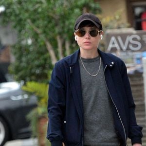 Elliot Page se promène dans la rue. Photo par London Entertainment/Splash News/ABACAPRESS.COM