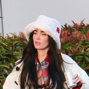 Exclusif - Megan Fox fait ses courses avec ses 3 fils, Noah, Journey et Bodhi, à Los Angeles, Californie, Etats-Unis, le 1er janvier 2022. L'actrice américaine de 36 ans portait une casquette en fausse fourrure et un manteau blanc avec une chemise à carreaux rouge associée à un pantalon noir et des bottes noires.