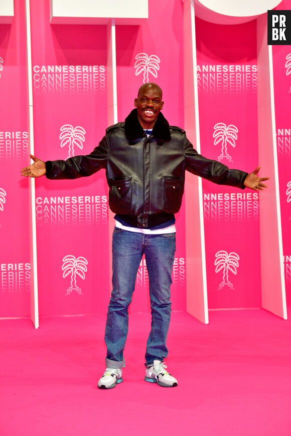 Un domaine que Jean-Pascal Zadi connaît bien.
Jean-Pascal Zadi - People lors du photocall de la 3ème soirée du Canneseries saison 3 au Palais des Festivals à Cannes, le 11 octobre 2020. © Bruno Bebert/Bestimage