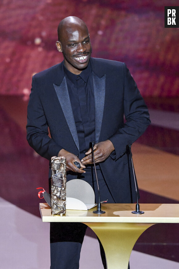 César du meilleur espoir masculin pour Jean-Pascal Zadi Dans "Tout Simplement Noir" sur scène lors de la 46ème cérémonie des César à l'Olympia à Paris le 12 mars 202. © Dominique Charriau/ Pool / Bestimage