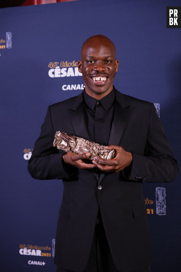 César du meilleur espoir masculin pour Jean-Pascal Zadi Dans "Tout Simplement Noir" lors de la pressroom (press room) remise des prix lors de la 46ème cérémonie des César à l'Olympia à Paris le 12 mars 2021 © Thomas Samson / Pool / Bestimage