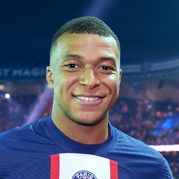 Kylian Mbappé lors de la cérémonie de remise du trophée de champion de France au Paris Saint-Saint-Germain (PSG) après le match de football Ligue 1 Uber Eats opposant le Paris Saint-Germain (PSG) au Clermont Foot 63 au Parc des Princes à Paris, France, le 3 juin 2023. Clermont a gagné 3-2. © Philippe Lecoeur/Pool/Bestimage 