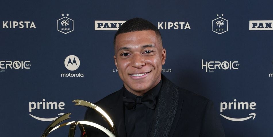 Kylian Mbappé (trophée Du Meilleur Joueur De La Saison De Ligue 1 Pour ...