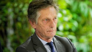 Le départ de cette star de M6 pour la concurrence a du mal à passer, le président de la chaîne la tacle publiquement