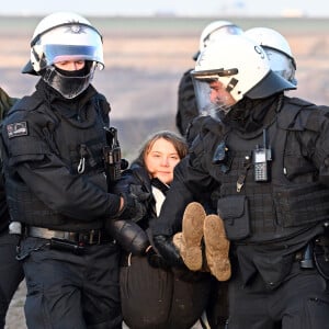 Greta Thunberg est arrêtée et emmenée par des policiers lors d'une manifestation contre l'expansion d'une mine de charbon à Lützerath en Rhénanie du Nord-Westphalie le 17 janvier 2023. © Federico Gambarini/dpa via ZUMA Press / Bestimage  17 January 2023, North Rhine-Westphalia, Erkelenz: Police officers carry Swedish climate activist Greta Thunberg (M) out of a group of protesters and activists and away from the edge of the Garzweiler II opencast lignite mine. Activists and coal opponents continue their protests at several locations in North Rhine-Westphalia on Tuesday. 