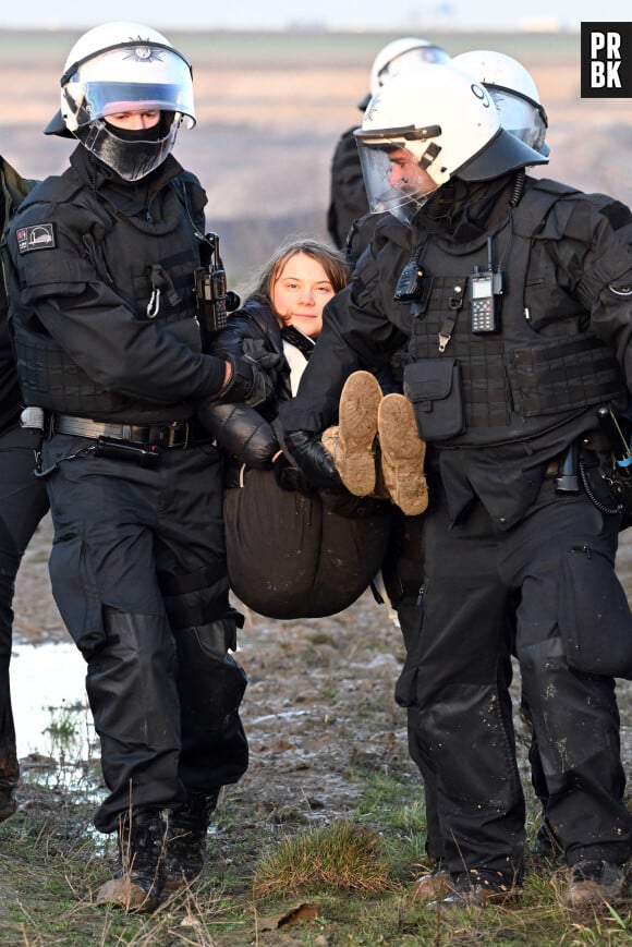 Greta Thunberg est arrêtée et emmenée par des policiers lors d'une manifestation contre l'expansion d'une mine de charbon à Lützerath en Rhénanie du Nord-Westphalie le 17 janvier 2023. © Federico Gambarini/dpa via ZUMA Press / Bestimage  17 January 2023, North Rhine-Westphalia, Erkelenz: Police officers carry Swedish climate activist Greta Thunberg (M) out of a group of protesters and activists and away from the edge of the Garzweiler II opencast lignite mine. Activists and coal opponents continue their protests at several locations in North Rhine-Westphalia on Tuesday. 
