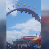 En plein looping, ce manège se bloque à 30m du sol : des enfants restent la tête en bas pendant des heures