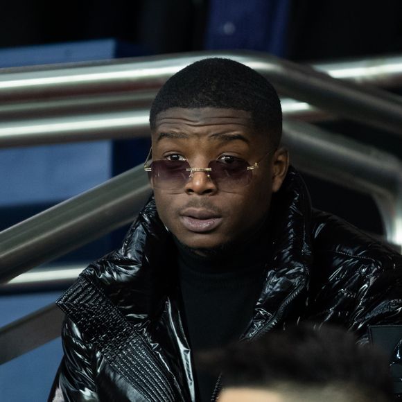 Le disque a réalisé de très bonnes ventes.

Le rappeur Ninho dans les tribunes lors du match de Ligue 1 opposant le Paris Saint-Germain à l'AS Monaco au Parc des Princes à Paris, France, le 12 janvier 2020. Le PSG fait match nul face à l'AS Monaco (3-3).