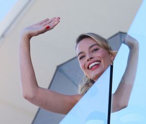 Margot Robbie au club de natation "Bondi Icebergs" à Sydney où elle a déjeuné avec son mari, T.Ackerley, le 29 juin 2023. Margot Robbie sera bientôt à l'affiche du film "Barbie". 