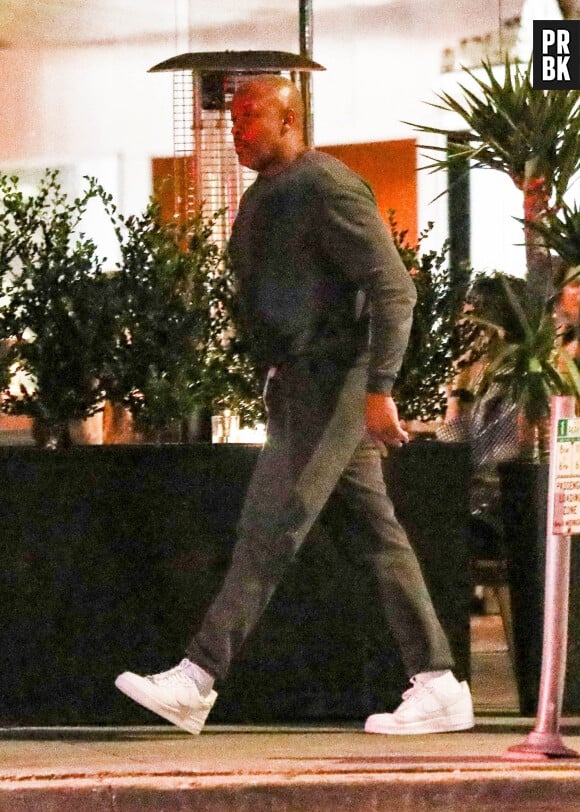 Exclusif - Dr. Dre avec des amis à la sortie du restaurant "Katsuya" à Los Angeles, le 2 août 2022.