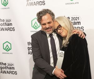 Mark Ruffalo et Jane Campion (Hommage à sa carrière de réalisatrice) au photocall des lauréats des Gotham Awards 2021 à New York le 29 novembre 2021. 