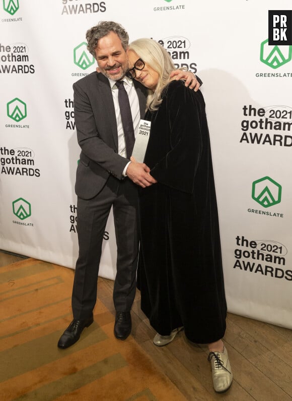 Mark Ruffalo et Jane Campion (Hommage à sa carrière de réalisatrice) au photocall des lauréats des Gotham Awards 2021 à New York le 29 novembre 2021. 