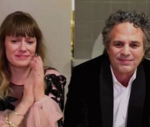 Mark Ruffalo, sa femme Sunrise Coigney - Mark Ruffalo a reçu le Golden Globe du meilleur acteur dans un film de télévision ou une mini-série pour "I Know This Much Is True" lors de la 78ème cérémonie des Golden Globes, le 28 février 2021. (captures d'écran) En raison de l'épidémie de Coronavirus (Covid-19), les acteurs sont en visioconférence. 