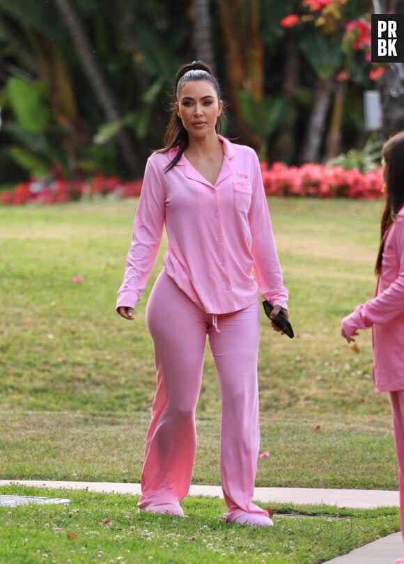 Kim Kardashian a organisé une pyjama party sur le thème de Barbie à l'occasion du 10ème anniversaire de sa fille North West le 14 juin 2023. Kim a été rejointe par sa soeur Kourtney Kardashian, sa fille North West et ses amis, dont la fille de Jessica Simpson, Maxwell, et la sœur de Selena Gomez, Gracie pour une balade dans un grand bus prévu à l'occasion.