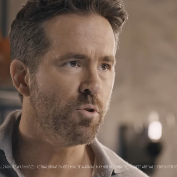 Ryan Reynolds apparaît dans une publicité soi-disant improvisée pour la marque de son gin "Aviation" pendant le Super Bowl, le 12 février 2023. 