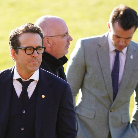 Le roi Charles III d'Angleterre et Camilla Parker Bowles, reine consort d'Angleterre, rencontrent Ryan Reynolds et Rob McElhenney lors de leur visite du Wrexham Association Football Club, le 9 décembre 2022. Le roi et la reine consort conversent avec les deux propriétaires et acteurs hollywoodiens ainsi que les joueurs pour en savoir plus sur le réaménagement du club, dans le cadre de leur visite à Wrexham. 