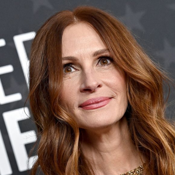 Le correspondant du "Monde" d'alors, couvrant la cérémonie, va alors se retrouvé totalement "en stupeur" en assistant à une scène. Gérard Depardieu va "se planter" devant Julia Roberts. Plus encore, l'acteur va "l'envelopper dans ses bras et l'embrasser sur la bouche par surprise". Une agression sexuelle donc.
Julia Roberts au photocall de la 28ème cérémonie des "Critics' Choice Awards" à l'hôtel Fairmont Century Plaza à Los Angeles, Californie, Etats-Unis, le 15 janvier 2023. 