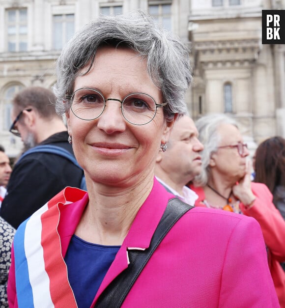 Une minute de silence en hommage aux victimes des violences lors des emeutes a paris et en France a l'hotel de ville de Paris en presence de Sandrine Rousseau