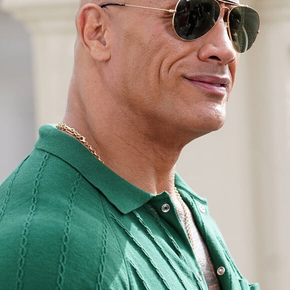 L'héritier spirituel d'Arnold Schwarzenegger a soutenu la grève des acteurs à Hollywood, qui fait suite à celle des scénaristes, en délivrant un gros, un très gros don...
Dwayne "The Rock" Johnson au photocall du film "Adam Black" à Madrid, le 19 octobre 2022. 