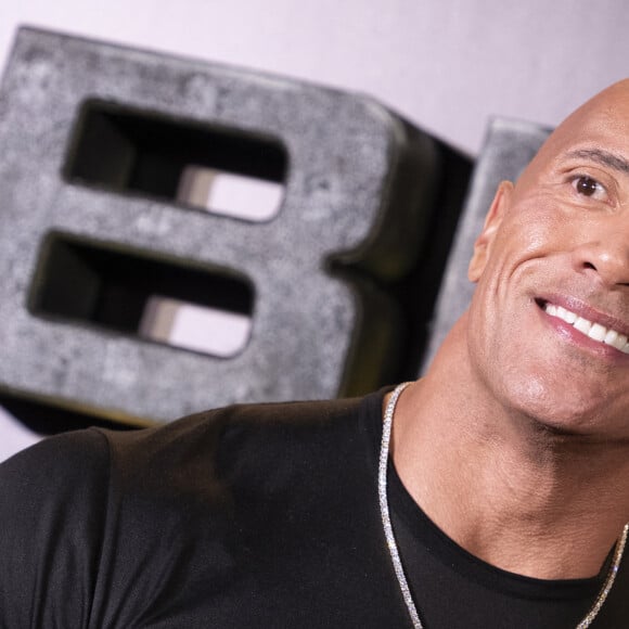 D'après les news du magazine Variety, Dwayne Johnson a délivré au syndicat américain des acteurs, le SAG-AFTRA, une somme conséquente afin de soutenir la lutte. Combien ? On ne connaît pas le montant exact, mais le nombre de chiffres qu'il comprend, si : sept !  
Dwayne Johnson à la première de "Black Adam" à Madrid le 19 octobre 2022. 