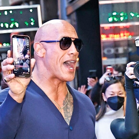 Dwayne Johnson film en Facetime son arrivée à l'émission "Good Morning America" à New York, le 12 octobre 2022. 