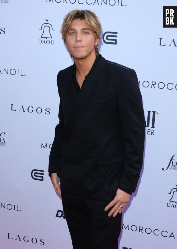 Lukas Gage au photocall de la soirée des "Fashion Awards 2023" à Los Angeles, le 23 avril 2023. 