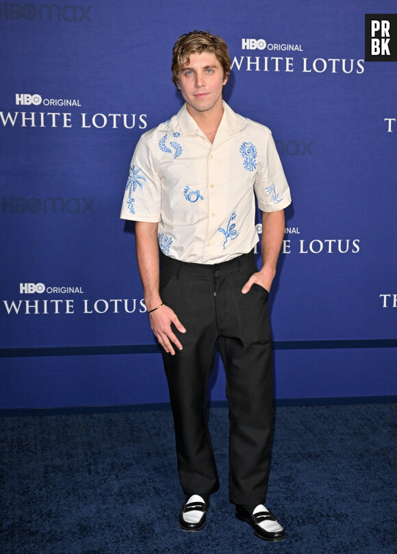Lukas Gage à la première du film "The White Lotus" à Los Angeles, le 20 octobre 2022. 