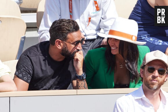 Semi-exclusif - Cyril Hanouna et la joueuse de tennis française Lola Marandel, que l'on vient de lui présenter, en tribunes lors deuxième tour des Internationaux de France de tennis de Roland Garros 2023 opposant Stanislas (Stan) Wawrinka à Thanasi Kokkinakis, à Paris, France, le 31 mai 2023. © Jacovides-Moreau/Bestimage 