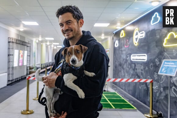 L'Ambassadeur itinérant de l'UNICEF, Orlando Bloom rencontre Patron the Dog, un chien de détection et mascotte du Service national d'urgence d'Ukraine à Irpin, Ukraine, le 26 mars 2023. © Skyba/UNICEF via Bestimage 