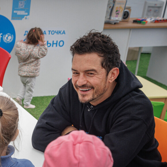 L'Ambassadeur itinérant de l'UNICEF, Orlando Bloom, dans un Spot Spilno pour enfants de l'UNICEF à Irpin, Ukraine, le 26 mars 2023. © Skyba/UNICEF via Bestimage 