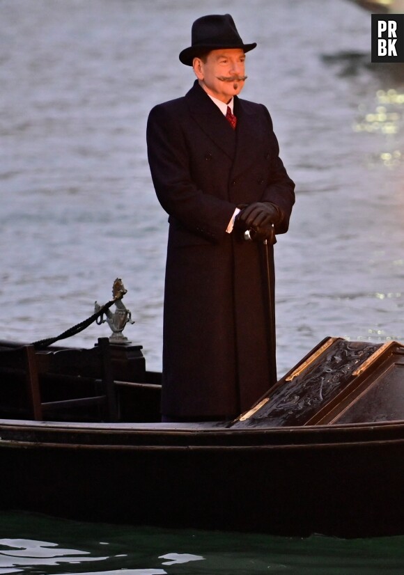 L'acteur britannique Kenneth Branagh retrouve le personnage d'Hercule Poirot lors du tournage du film "Hauting in Venice" à Venise, Italie, le 9 janvier 2023. Kenneth Branagh, Tina Fey et Riccardo Scamarcio filment une scène en gondole. 