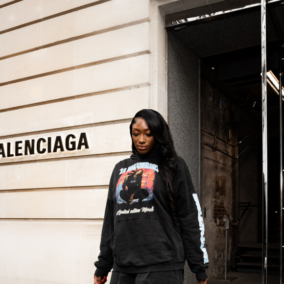 Exclusif - Aya Nakamura sort de la boutique Balenciaga avenue Montaigne à Paris, France, le 17 mars 2022, où elle dévoile et porte pour la première fois la nouvelle collaboration Balenciaga MUSIC qui signe le premier pas dans la mode d'Aya Nakamura. © Tiziano da Silva/Bestimage For Balenciaga