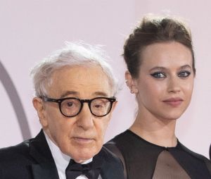 Woody Allen et Lou de Laâge à la première du film "Coup De Chance" lors du 80ème Festival International du Film de Venise, La Mostra, à Venise, Italie, le 5 septembre 2023. 