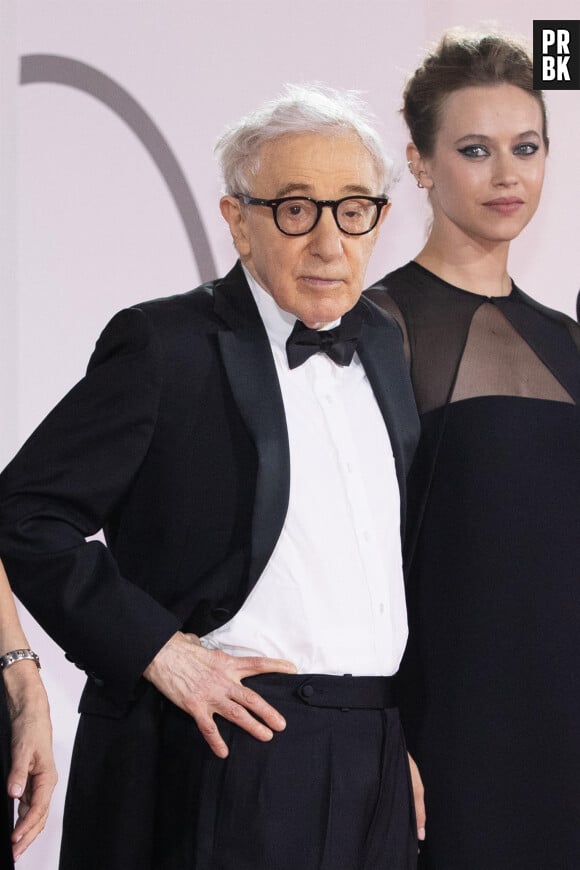 Woody Allen et Lou de Laâge à la première du film "Coup De Chance" lors du 80ème Festival International du Film de Venise, La Mostra, à Venise, Italie, le 5 septembre 2023. 