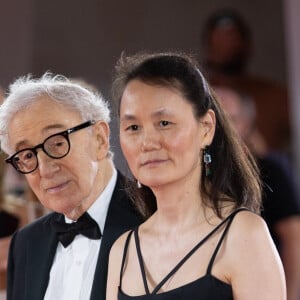 Woody Allen et sa femme Soon-Yi Previn à la première du film "Coup De Chance" lors du 80ème Festival International du Film de Venise, La Mostra, à Venise, Italie, le 5 septembre 2023. 
