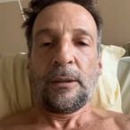Mathieu Kassovitz dans le coma après son accident ? Il se filme à l'hôpital pour donner des nouvelles : "Je sors d'une opération"