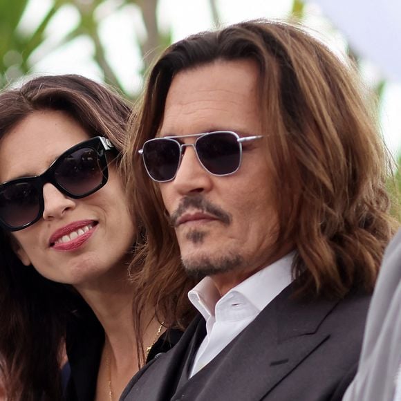 Johnny Depp et la réalisatrice Maïwenn au photocall de "Jeanne du Barry" lors du 76ème Festival International du Film de Cannes, le 17 mai 2023. © Dominique Jacovides/Cyril Moreau/Bestimage 